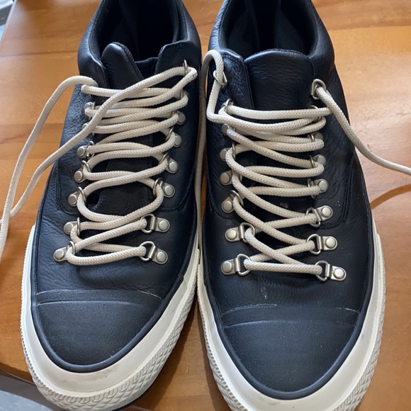 Men converse - Picture 2 of 5